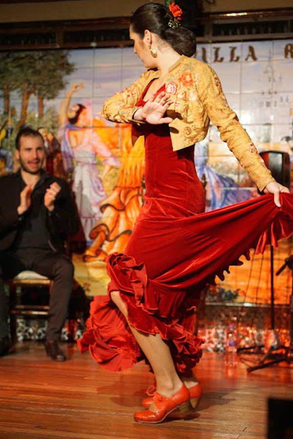Uno de nuestros tours de comida vegetariana en Madrid es nuestro Tour de Tapas y Flamenco. Prueba deliciosas tapas vegetarianas y disfruta de un gran espectáculo de flamenco.