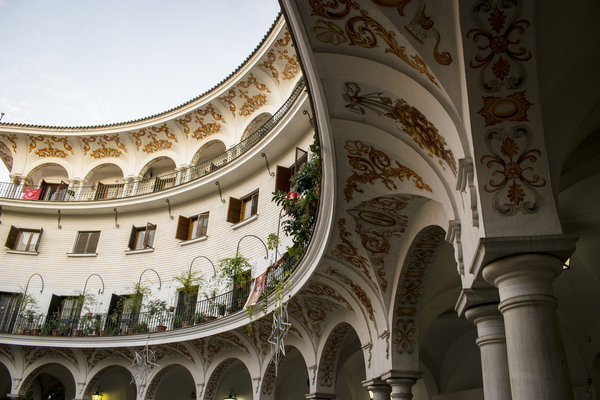 La Plaza del Cabildo alberga uno de los mercadillos más singulares de Sevilla: un paraíso para los coleccionistas de monedas y sellos.