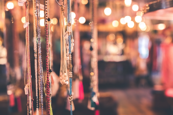 Las tiendas de segunda mano y los mercados de pulgas en Sevilla son un gran lugar para encontrar artículos de moda por menos.