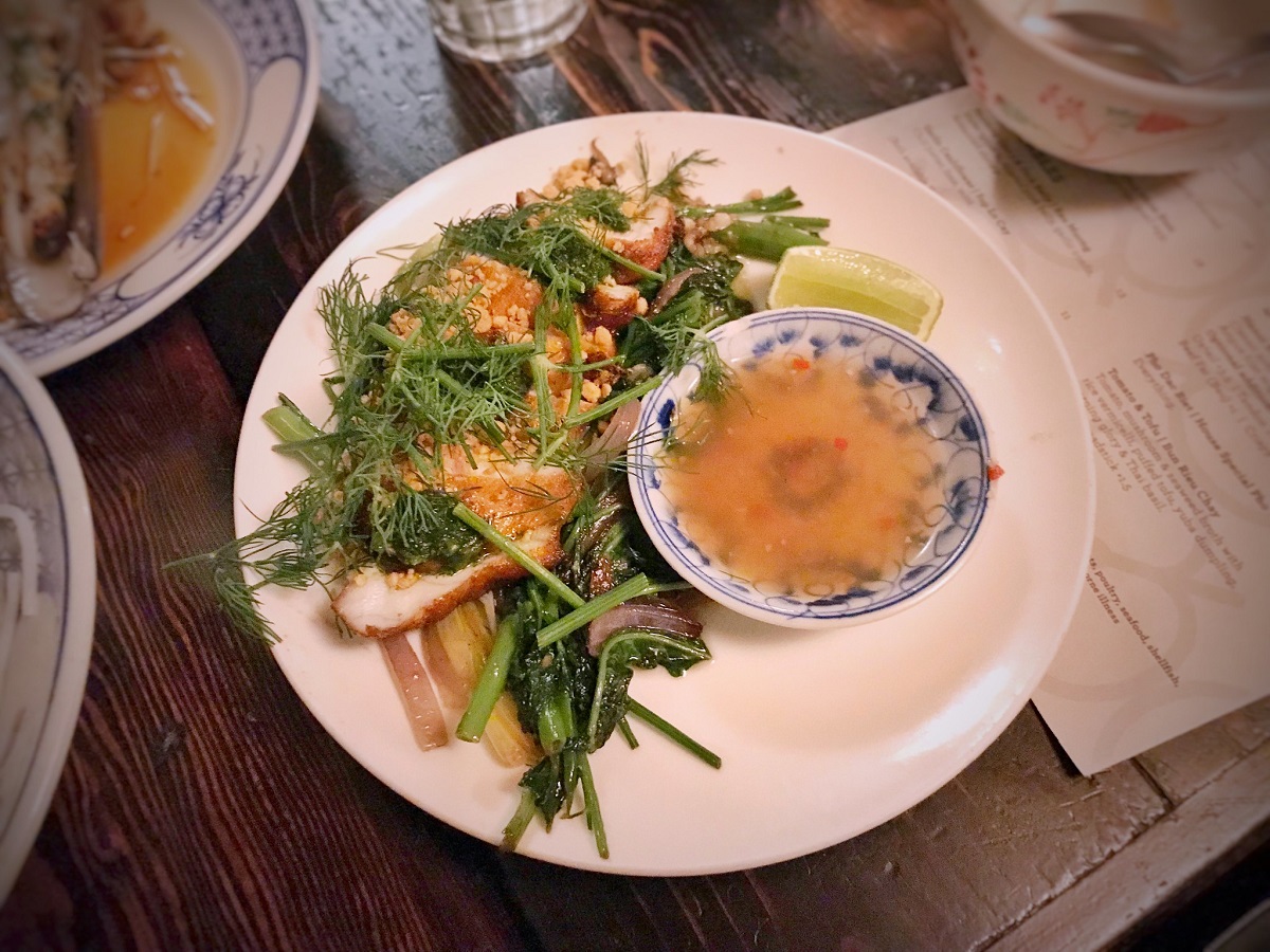 Guante con eneldo, cúrcuma y salsa de pescado en Hanoi House