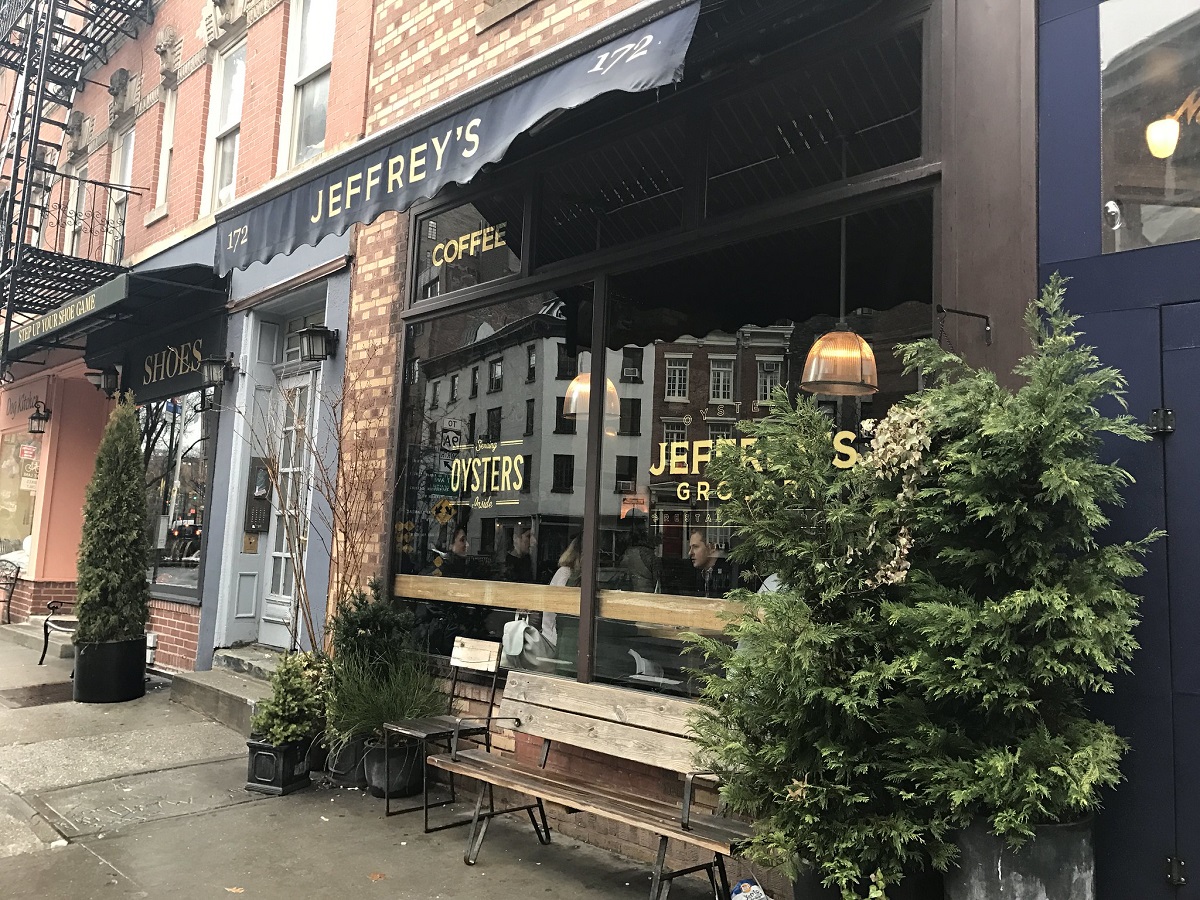 ¡La calle afuera de Jeffrey's Grocery es una de las mejores cenas al aire libre en Nueva York!