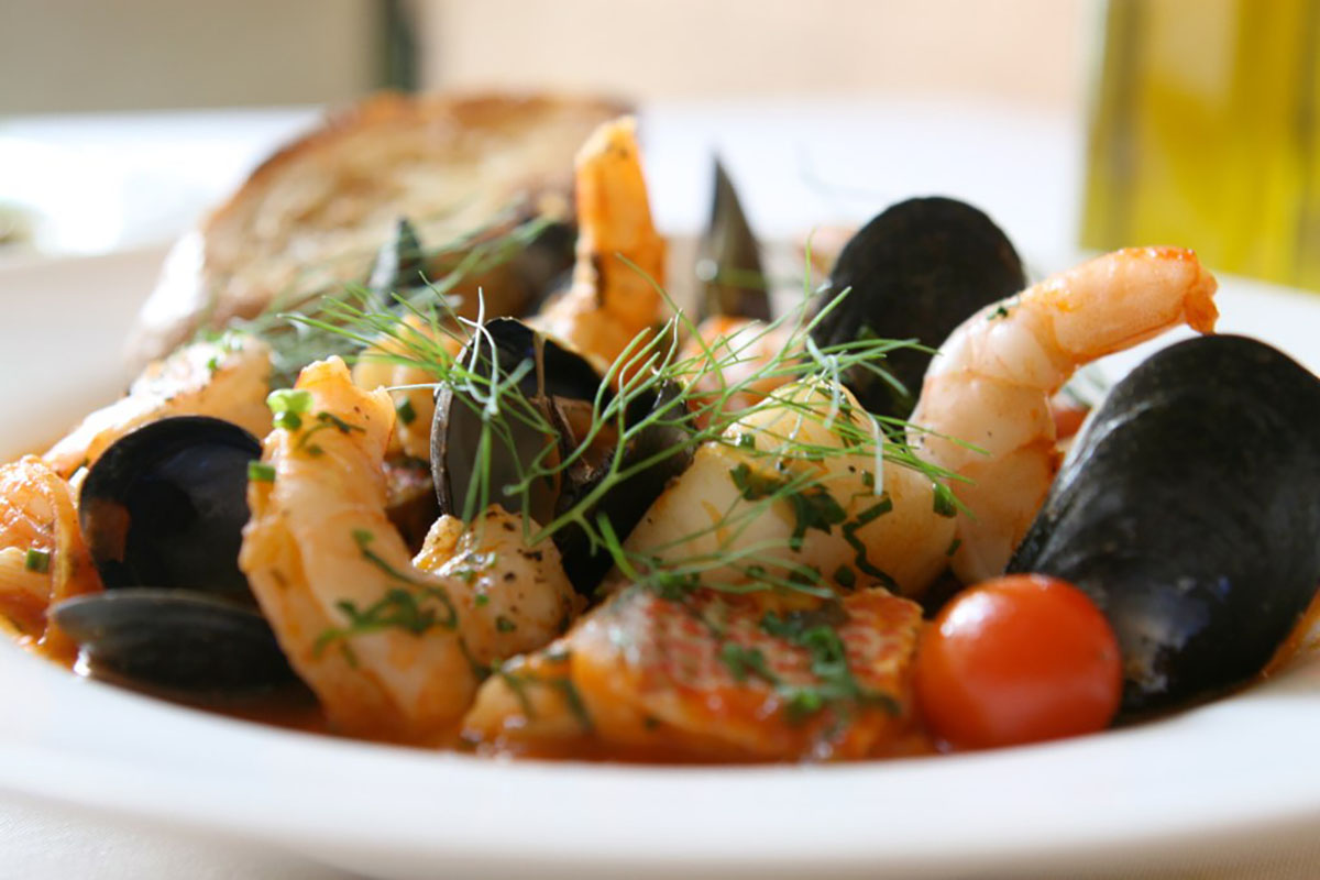camarones mejillones y tomates en un plato blanco