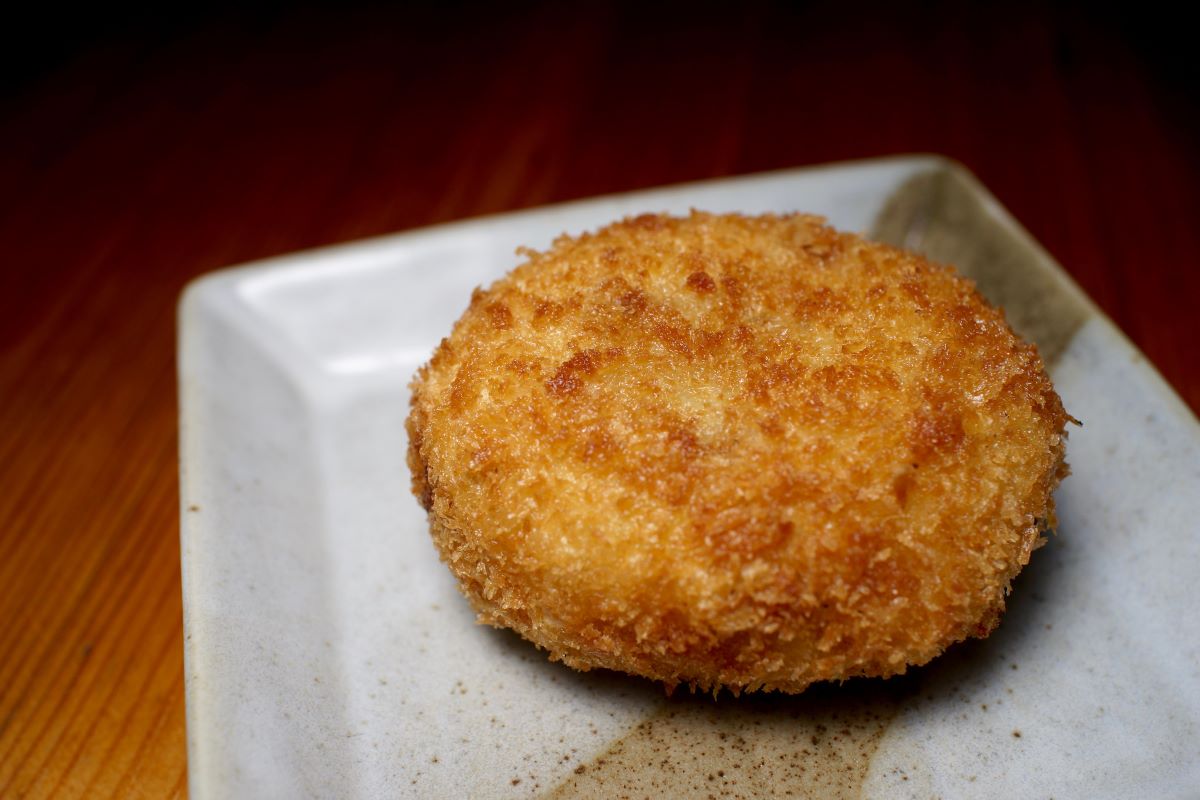 Croqueta-sobre-servilleta-de-papel