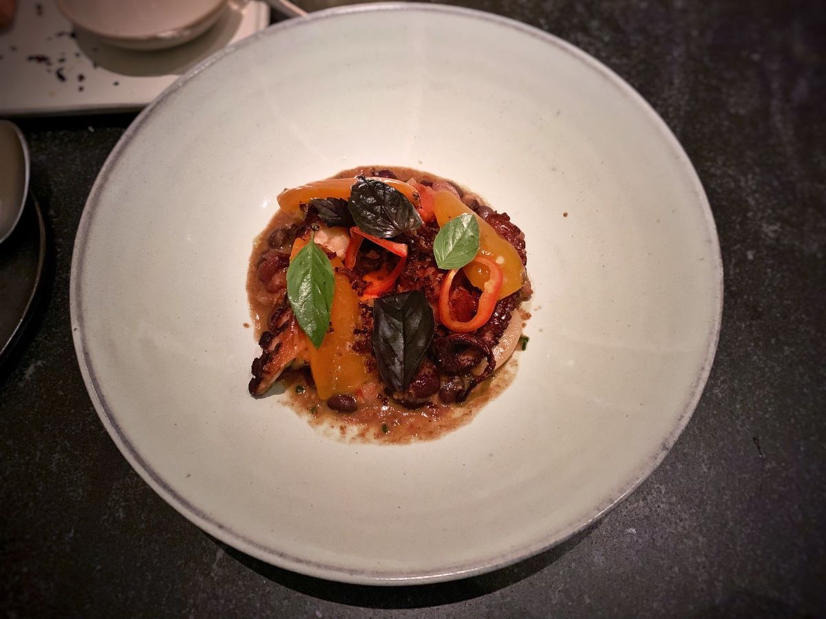 un plato de pulpo en Shy Clown, uno de los mejores restaurantes del distrito financiero de Nueva York