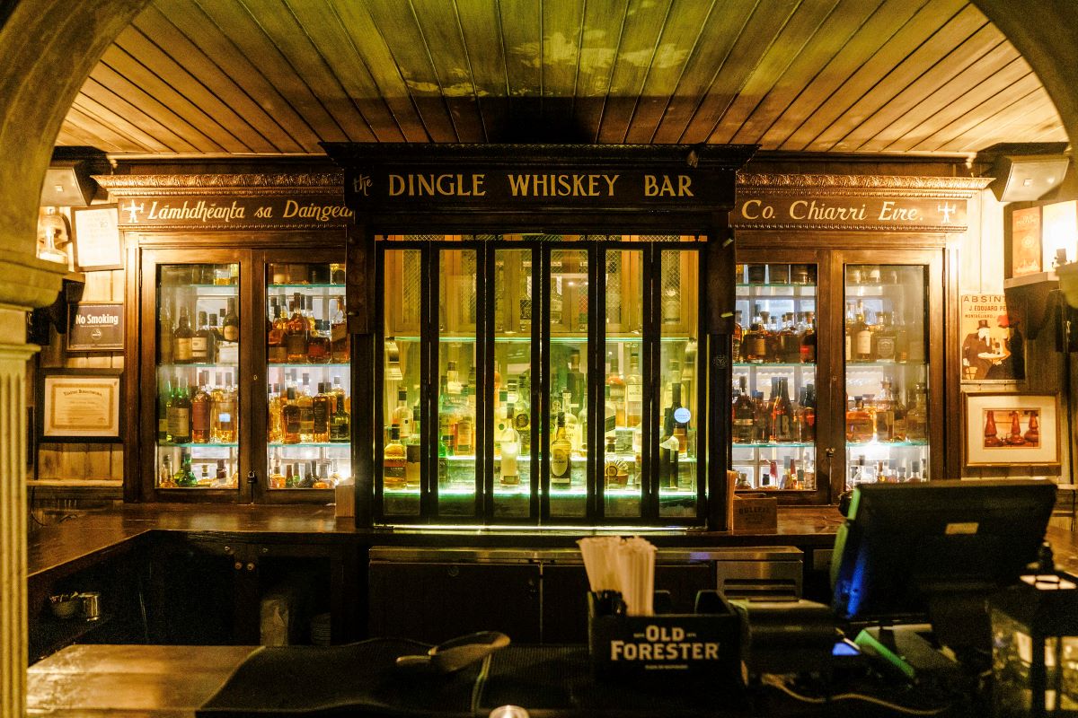 un viejo bar oscuro con botellas de whisky