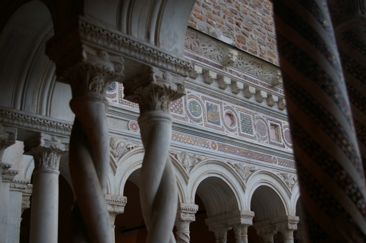 Claustros y tejas doradas en San Giovanni in Laterano