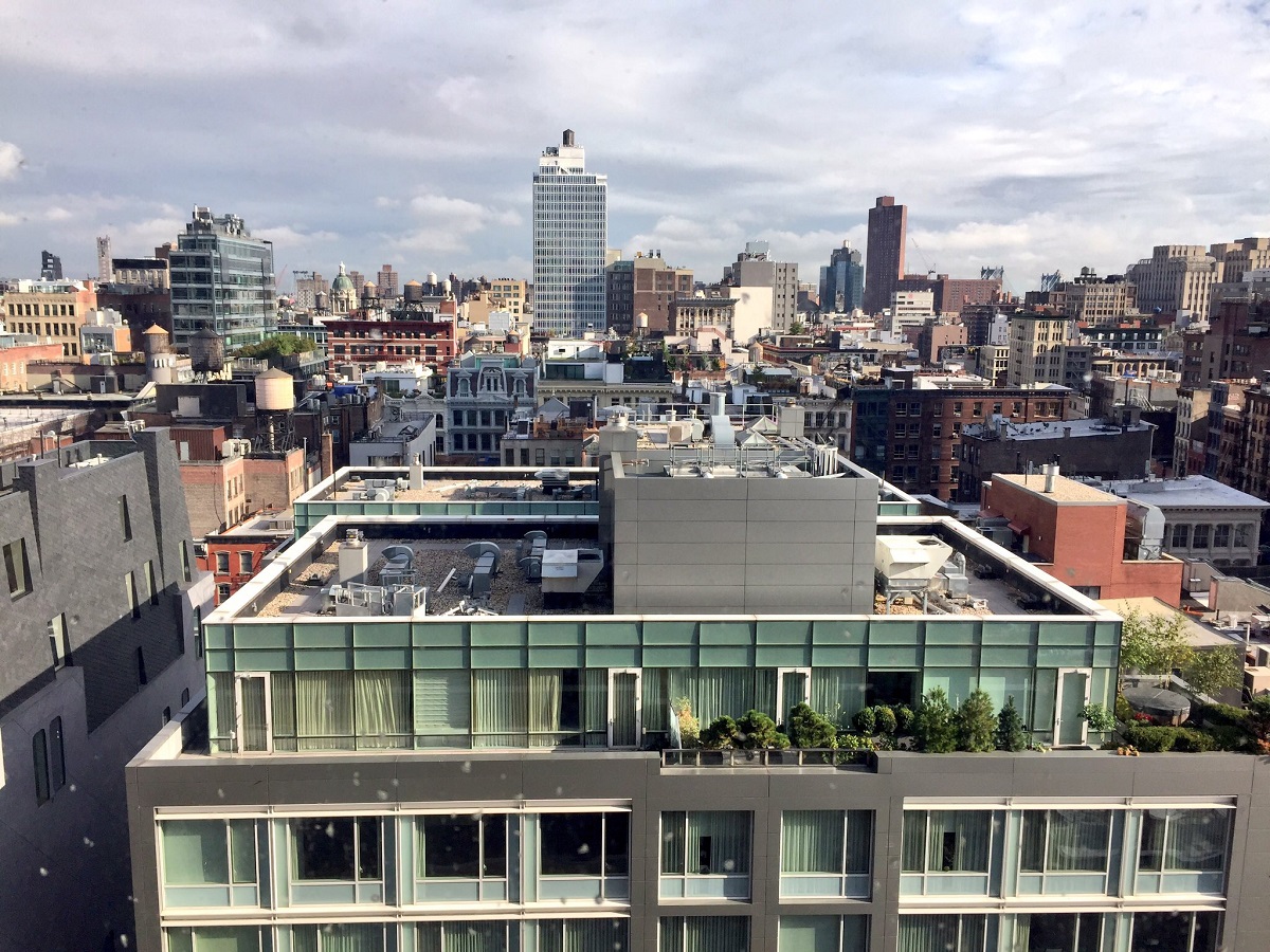 El horizonte gris de la ciudad visto desde un punto alto
