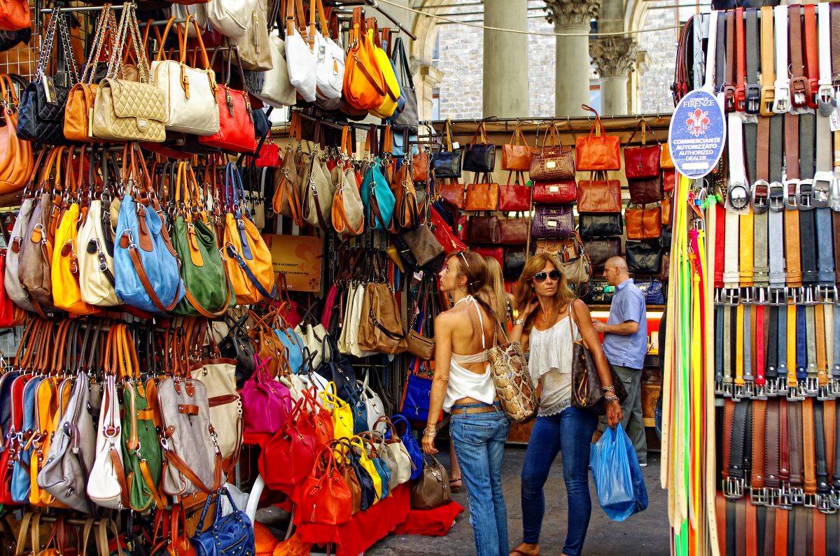 Dos mujeres comprando artículos de cuero en el mercado del cuero en Florencia 