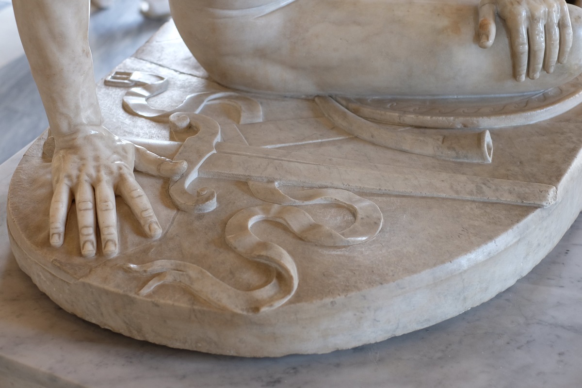 Estatua de un hombre con una mano en una espada plana