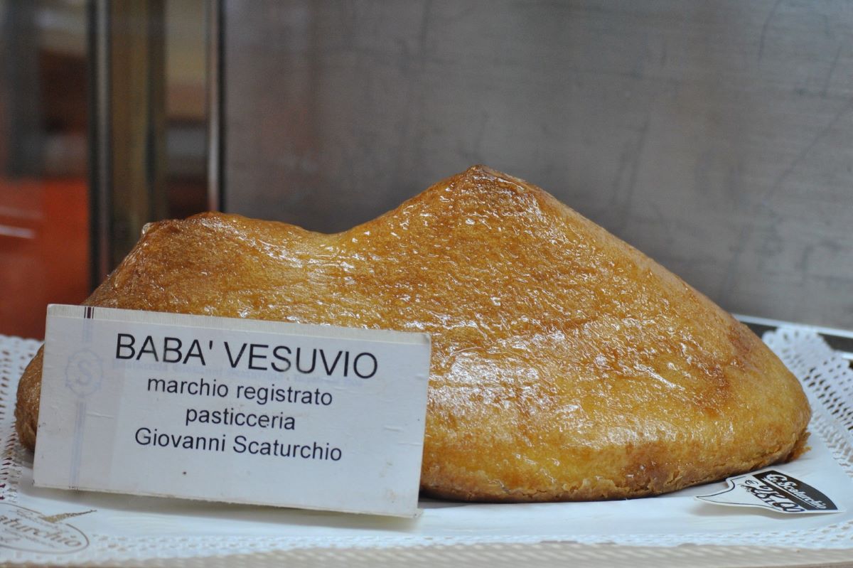 una pasta grande detrás de un pequeño cartel blanco
