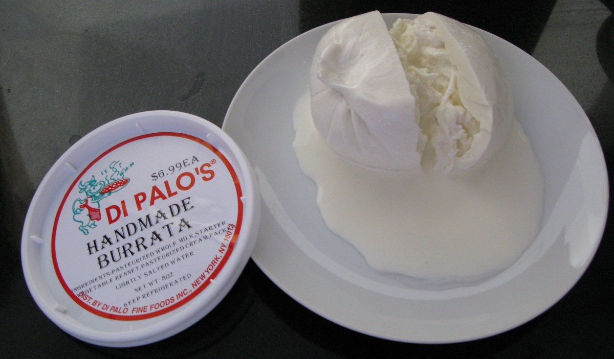 Divida una bola de burrata abierta y por la mitad en un plato
