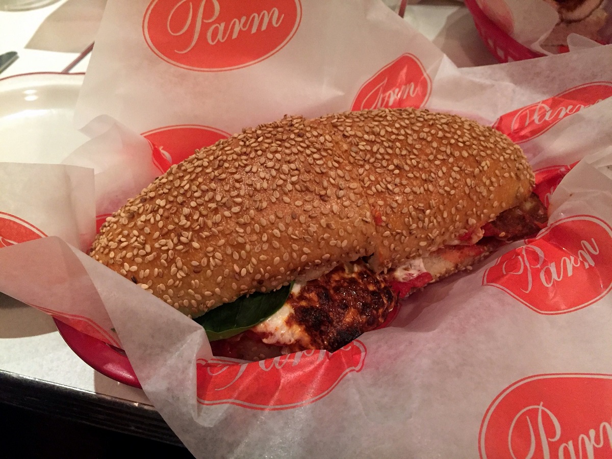 Sándwich submarino sobre papel encerado rojo y blanco