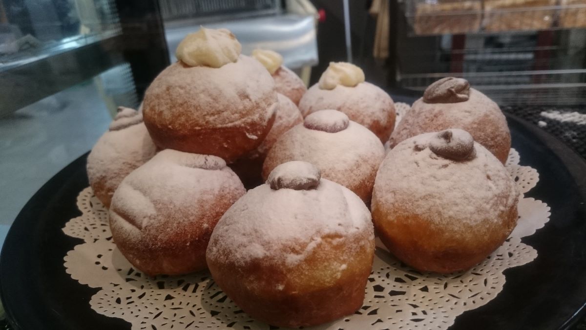 donas cubiertas de azúcar en polvo