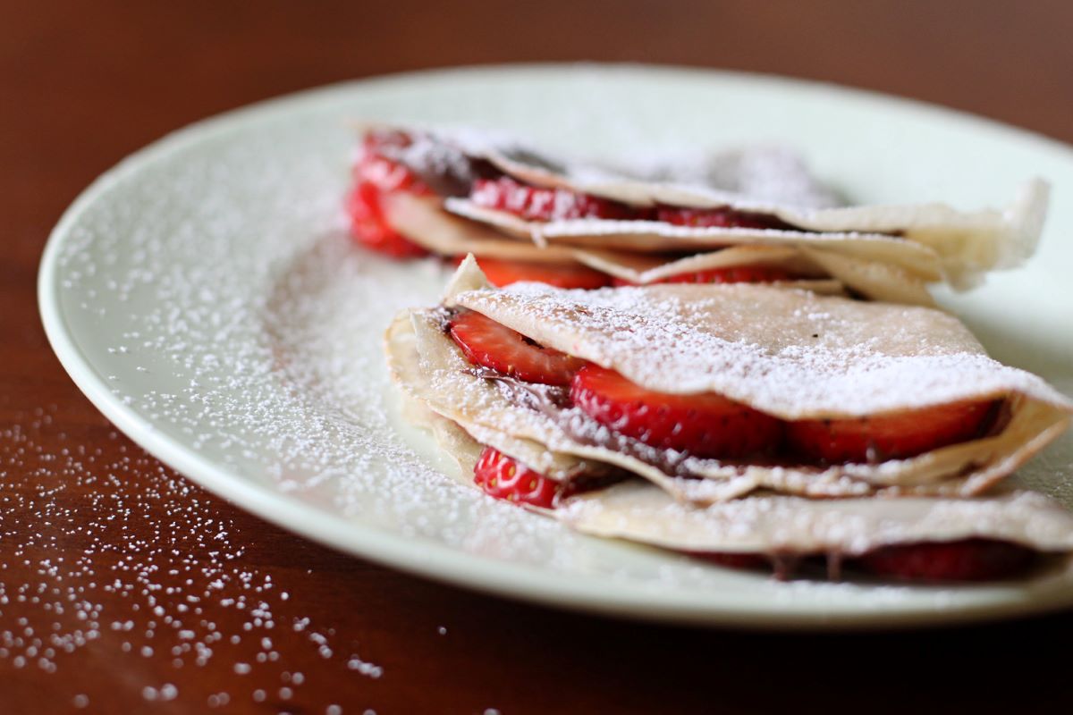 crepes con fresas y azúcar en polvo