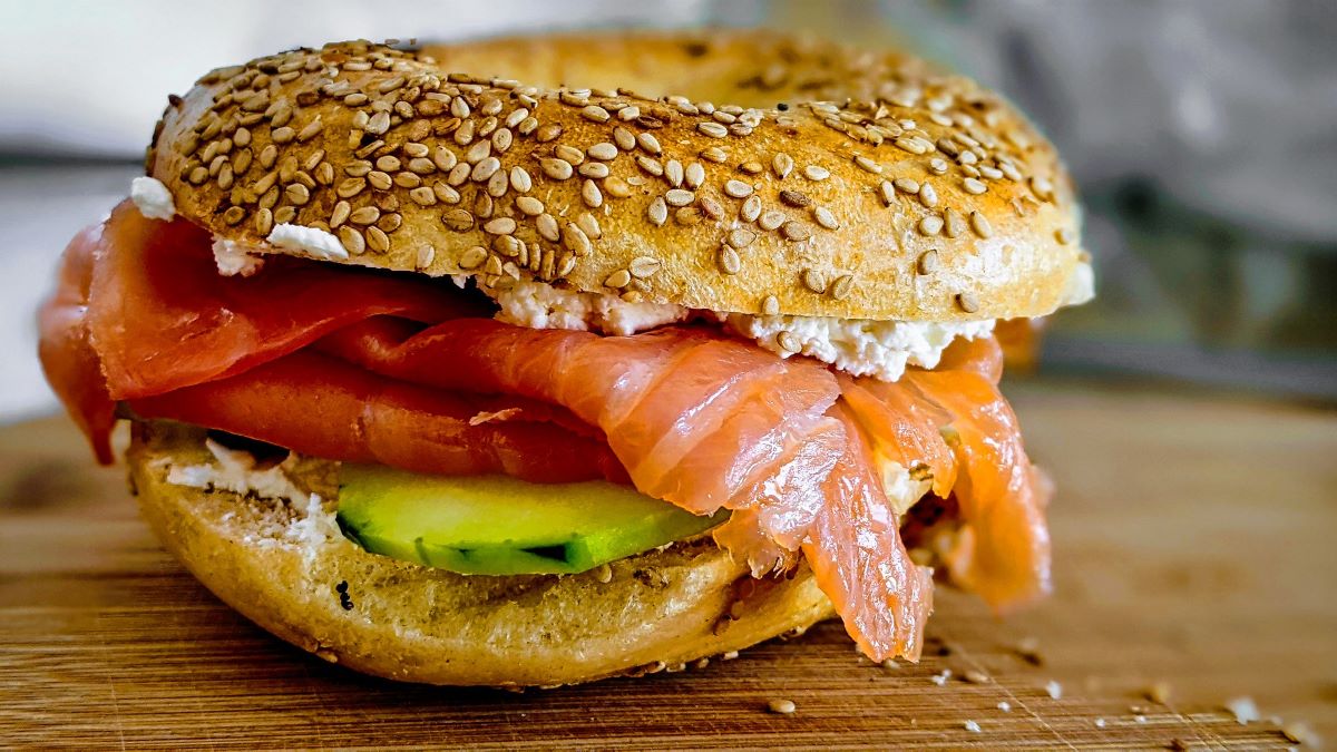Bagel con queso crema y salmón ahumado