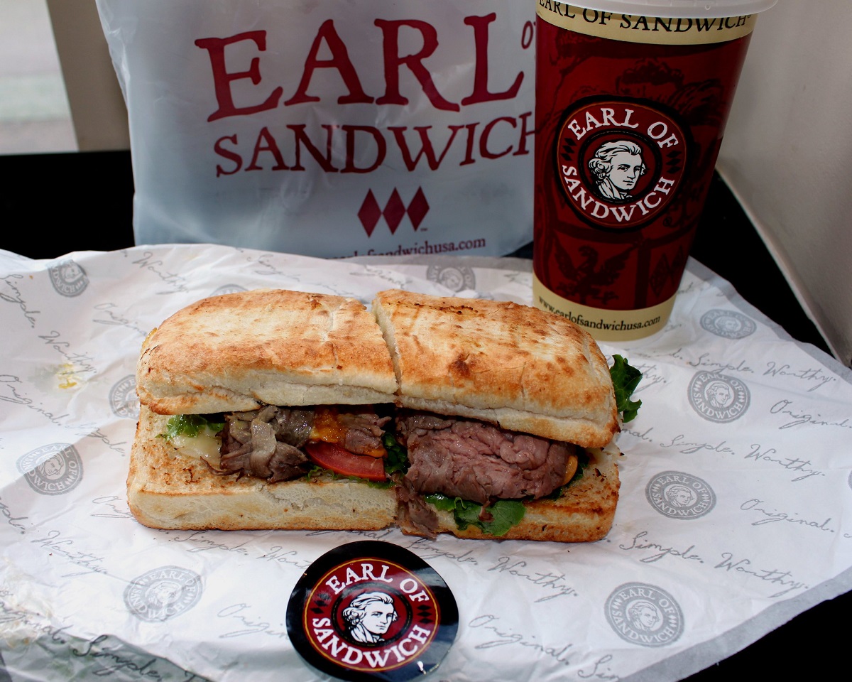 Earl Sandwich una comida con un sándwich y una bebida