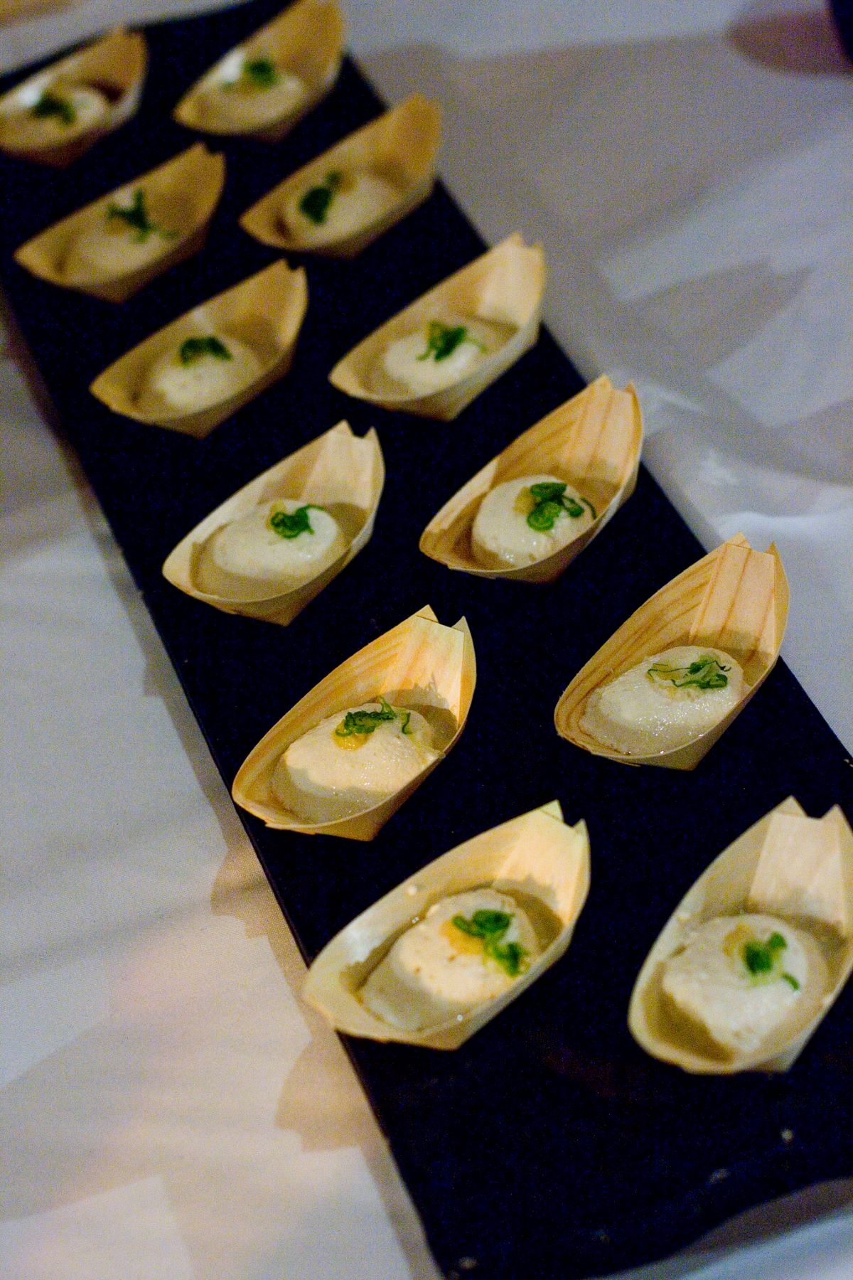tofu en cucharas servido en un plato negro