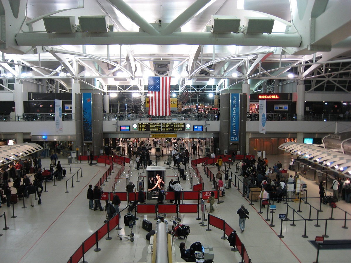 Terminal 1 en JFK, llena de gente