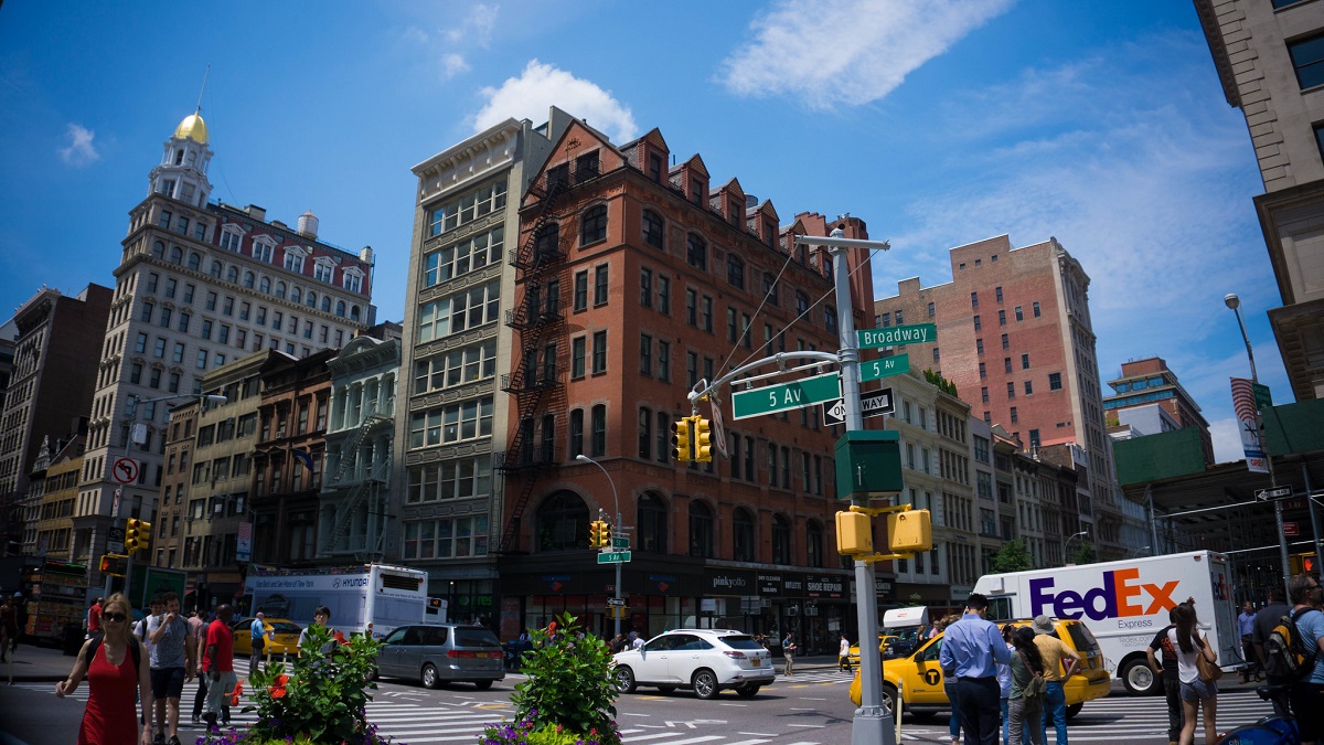 Edificios altos de ladrillo sobre calles con autos en Nueva York