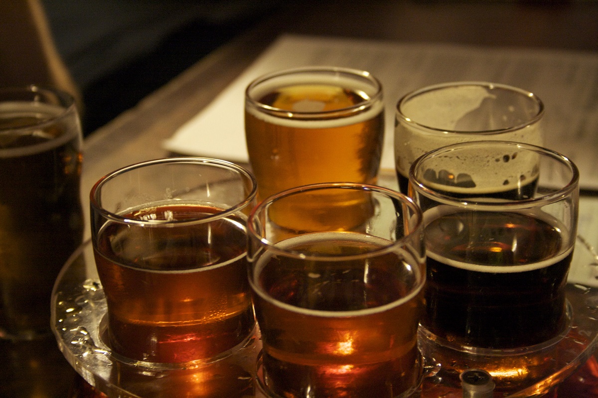 Vuelo de cerveza clara, media y oscura