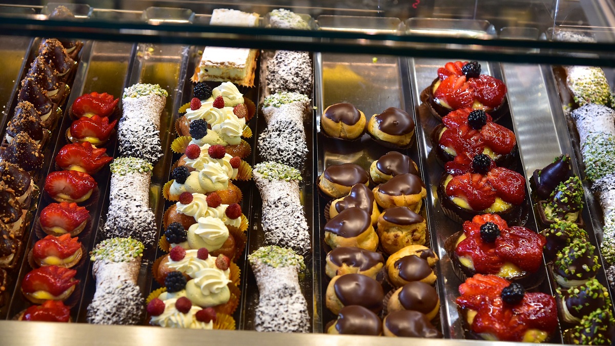 Un escaparate de varias bandejas de pastelería dulce
