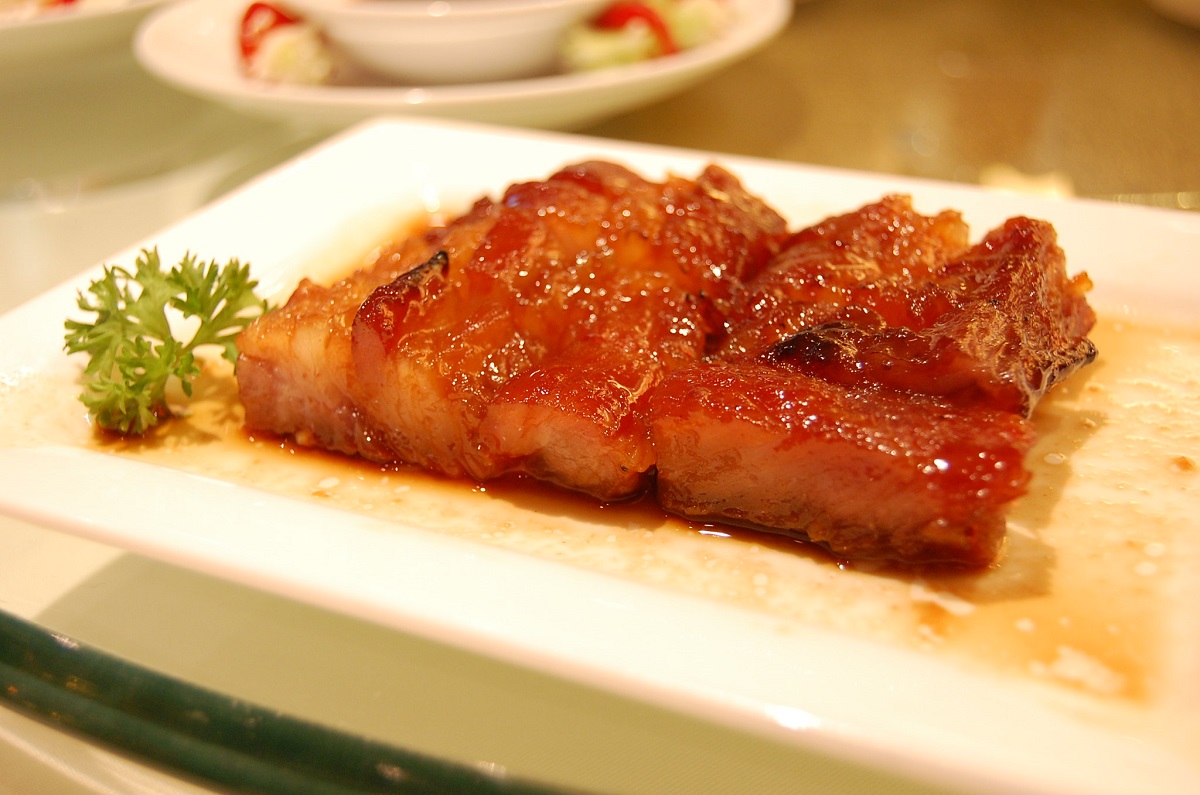 Un plato de cerdo chino asado lento en un plato blanco