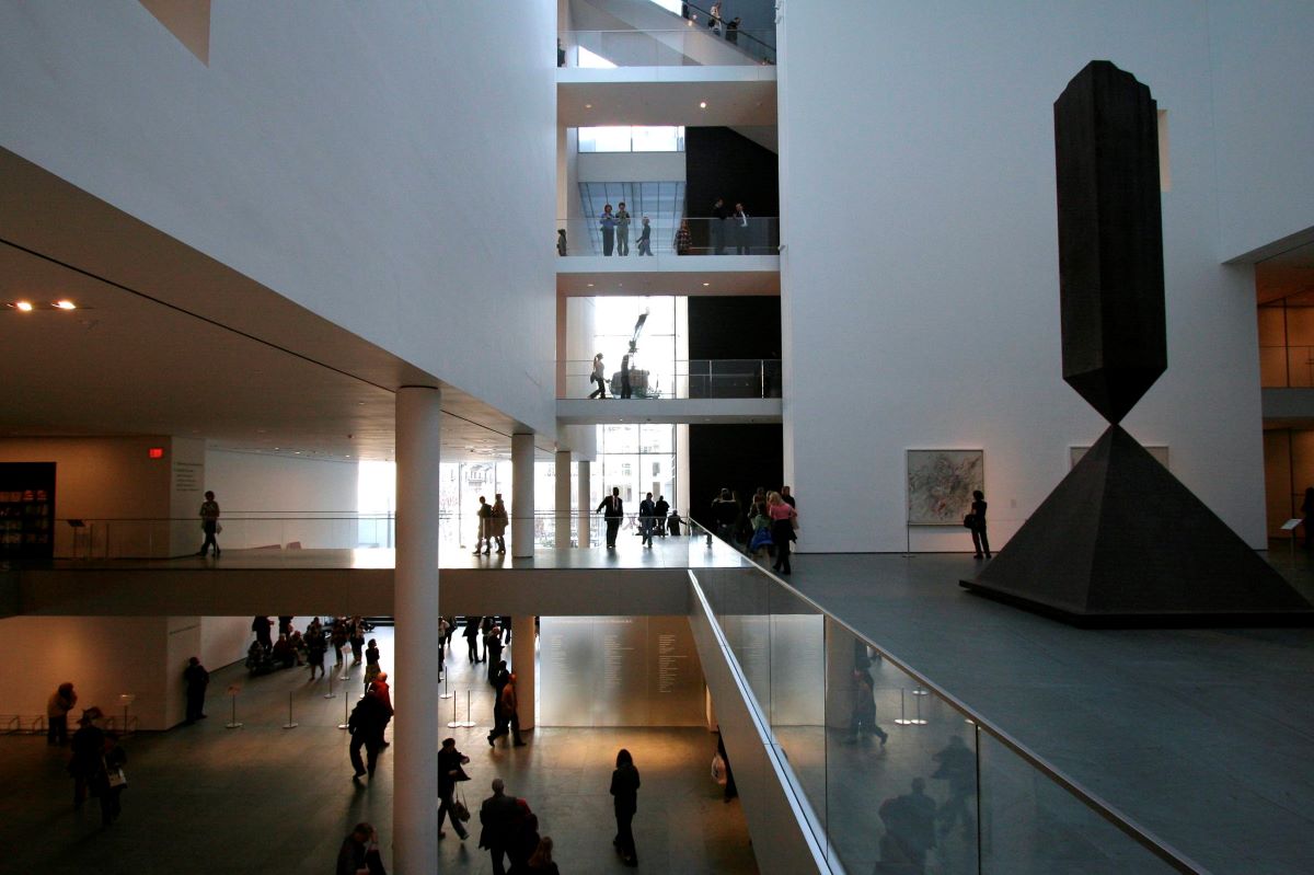 gente caminando por el hall de entrada del museo de mamá