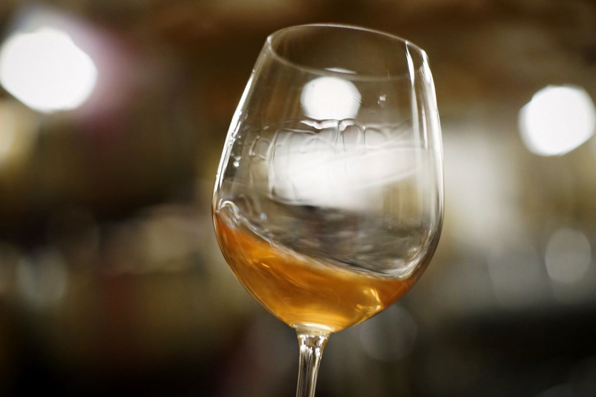 copa de vino con vino de naranja