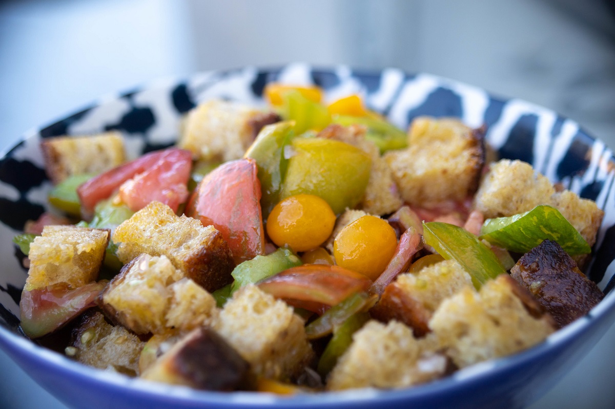 Un plato de ensalada de panzanella de verano hecha con pan toscano