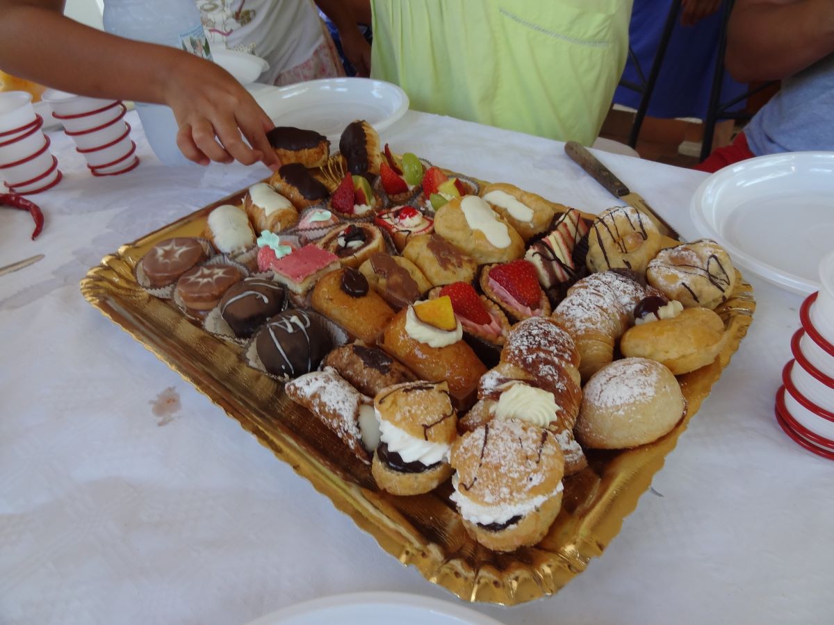 mini pasteles en una bandeja dorada