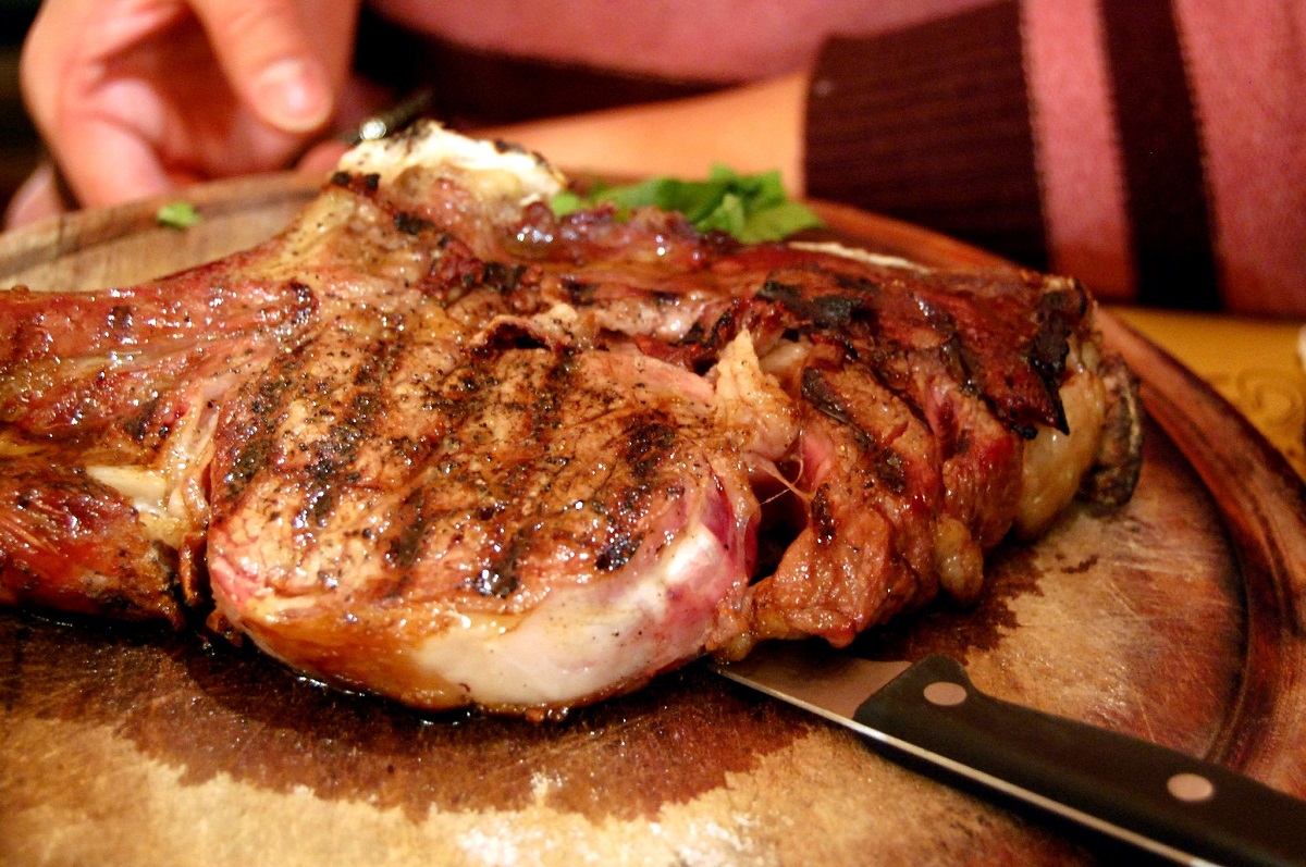 Bistecca alla fiorentina en uno de los restaurantes cerca de la Galería de los Uffizi
