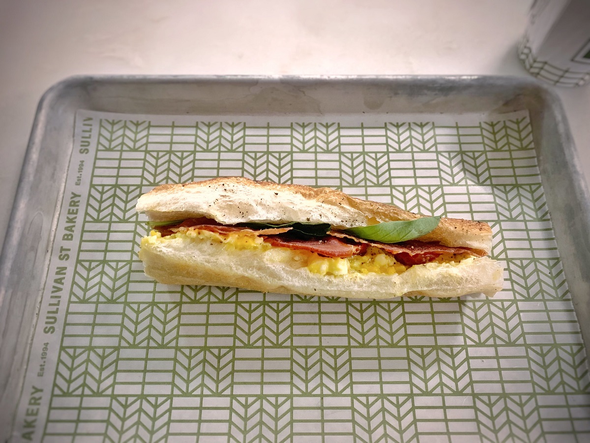 Sándwich de desayuno en pan strecci de Sullivan Street