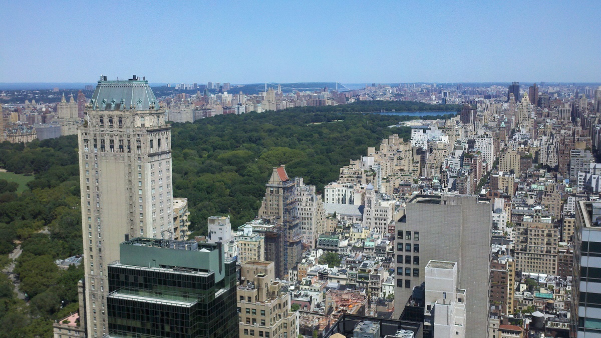 Vistas panorámicas de la ciudad y el parque central desde un mirador alto