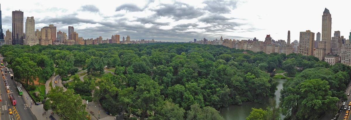 Una amplia extensión de zona verde y parques rodeada de la ciudad por todos lados