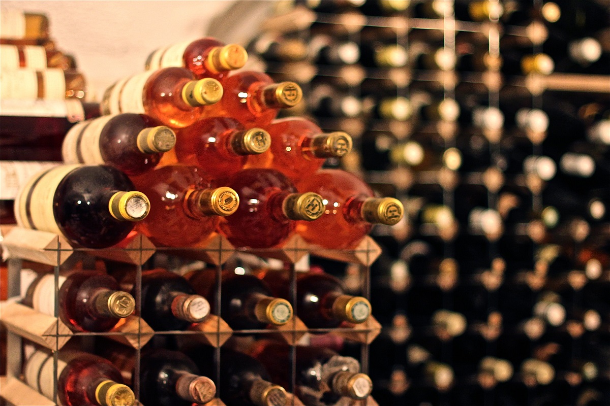 Tienda de vinos surtida con soporte para botellas de vino