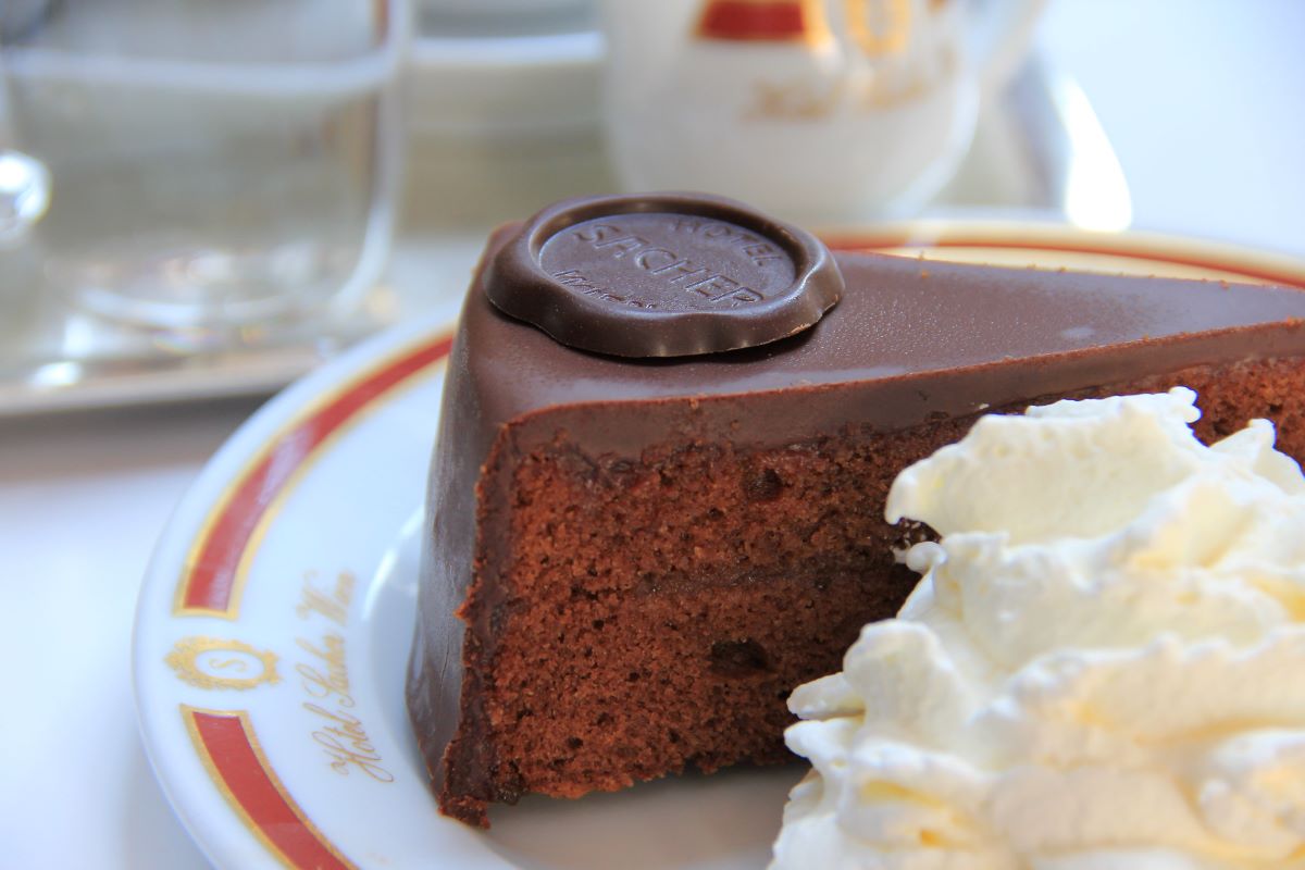 pastel de chocolate con crema batida 