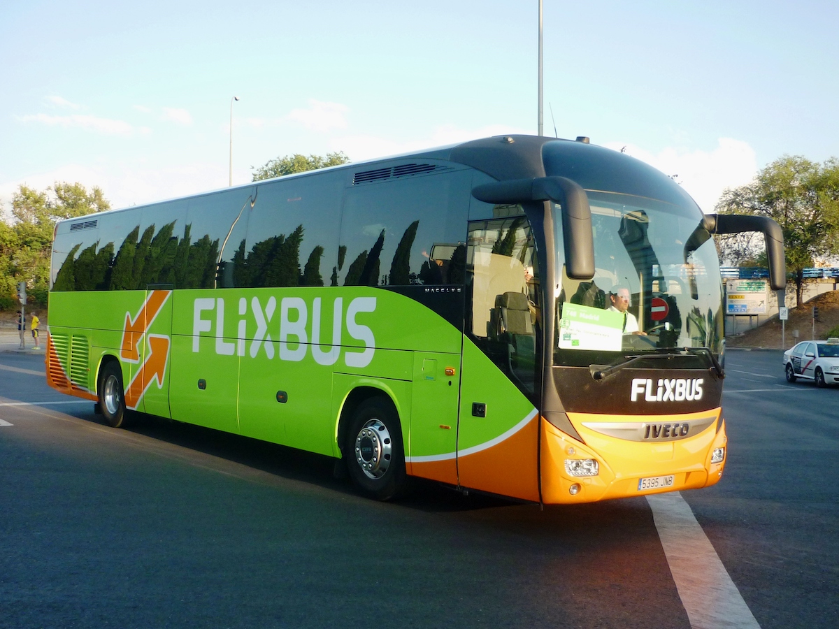 Un autobús verde y naranja brillante con la palabra Flixbus en letras blancas