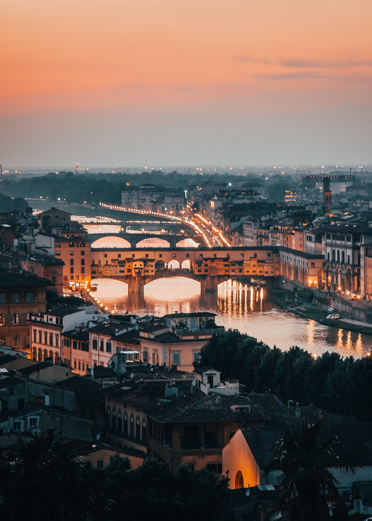 Puentes sobre el río en Florencia, Italia al atardecer