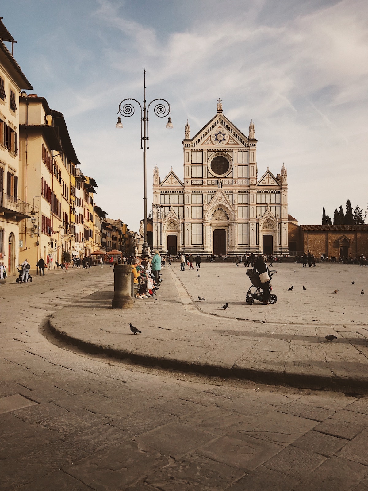 Una iglesia en Florencia, Italia, frente a una amplia plaza peatonal