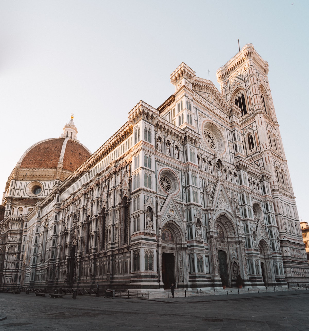 Catedral de Florencia, Italia, con una gran cúpula roja al fondo