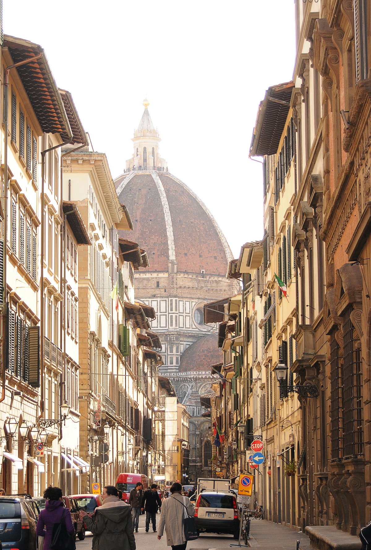 Las calles de la ciudad de Florencia, Italia, con la cúpula de la catedral visible al fondo