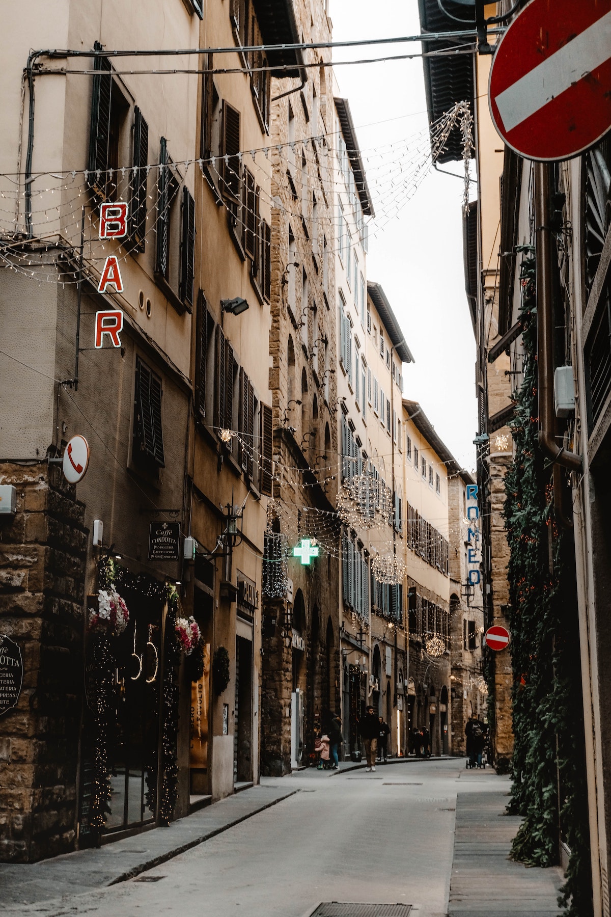 Una estrecha calle peatonal en el centro histórico de Florencia, Italia.