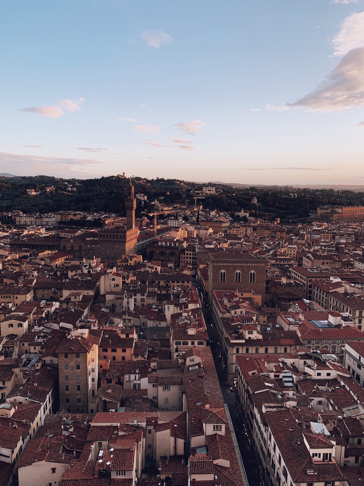 Toma aérea del centro histórico de Florencia, Italia al atardecer