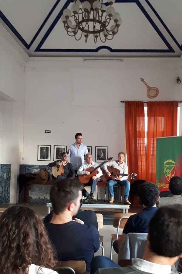 ¿Quieres aprender a cantar fado en Lisboa? Si es así, ¡Grupo Desportivo da Mouraria ofrece lecciones mensuales!
