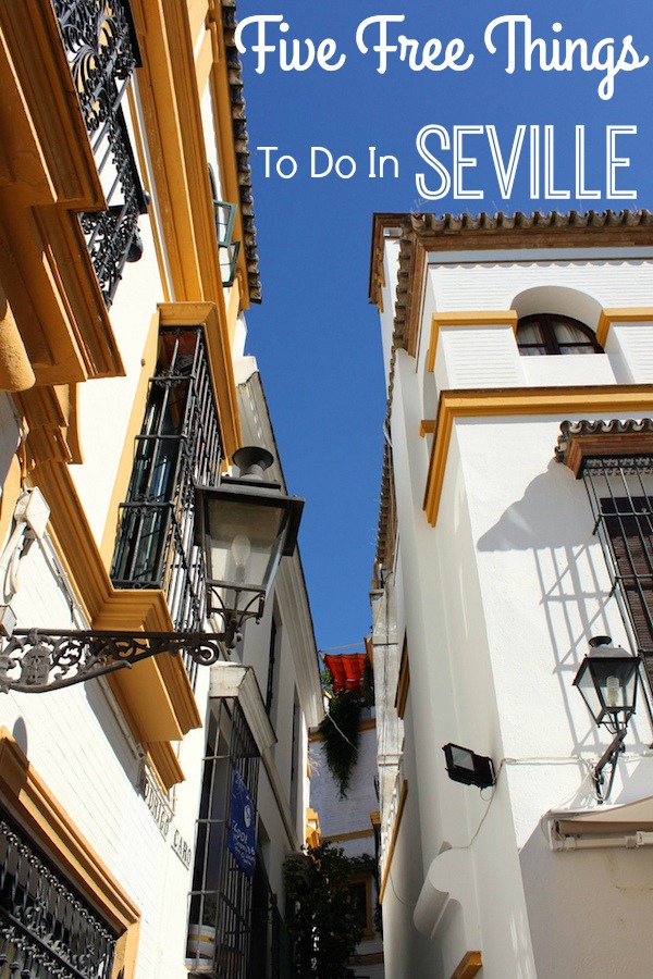 Somos los primeros en admitir que viajar (especialmente cuando se trata de un viaje internacional) puede ser costoso, ¡pero no tiene por qué serlo! No tienes que limitar tu visita a uno o dos museos y solo comer comida rápida. De hecho, Sevilla es famosa por sus tapas, que suelen tener una relación calidad-precio increíble. Sin embargo, un hombre no puede viajar solo de tapas, por lo que hemos elaborado una lista de cinco cosas gratis para hacer en Sevilla. Somos los primeros en admitir que viajar (especialmente cuando se trata de un viaje internacional) puede ser costoso, ¡pero no tiene por qué serlo! No tienes que limitar tu visita a uno o dos museos y solo comer comida rápida. De hecho, Sevilla es famosa por sus tapas, que suelen tener una relación calidad-precio increíble. Sin embargo, un hombre no puede viajar solo de tapas, por lo que hemos elaborado una lista de cinco cosas gratis para hacer en Sevilla. ¡Incluso lanzamos una bonificación por si acaso!