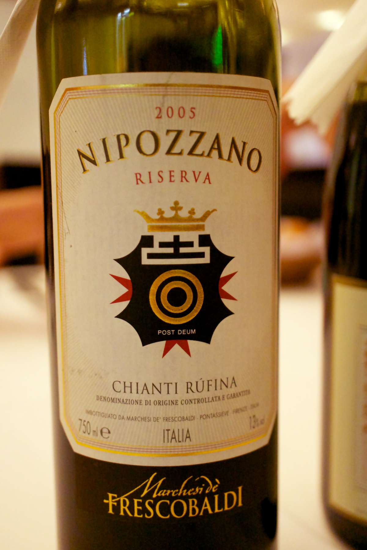 Cerca de una botella de vino italiano de Marchesi de'Frescobaldi.