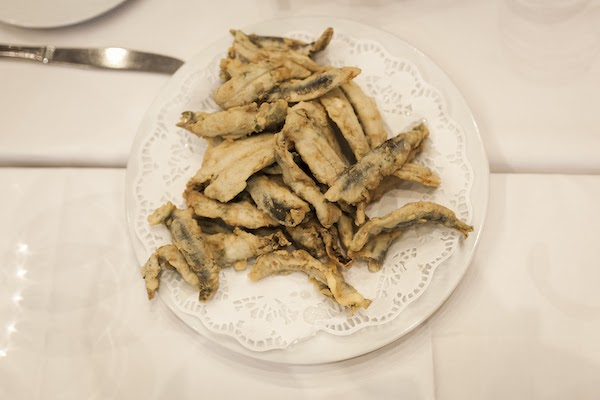 Un plato de anchoas fritas en una mesa