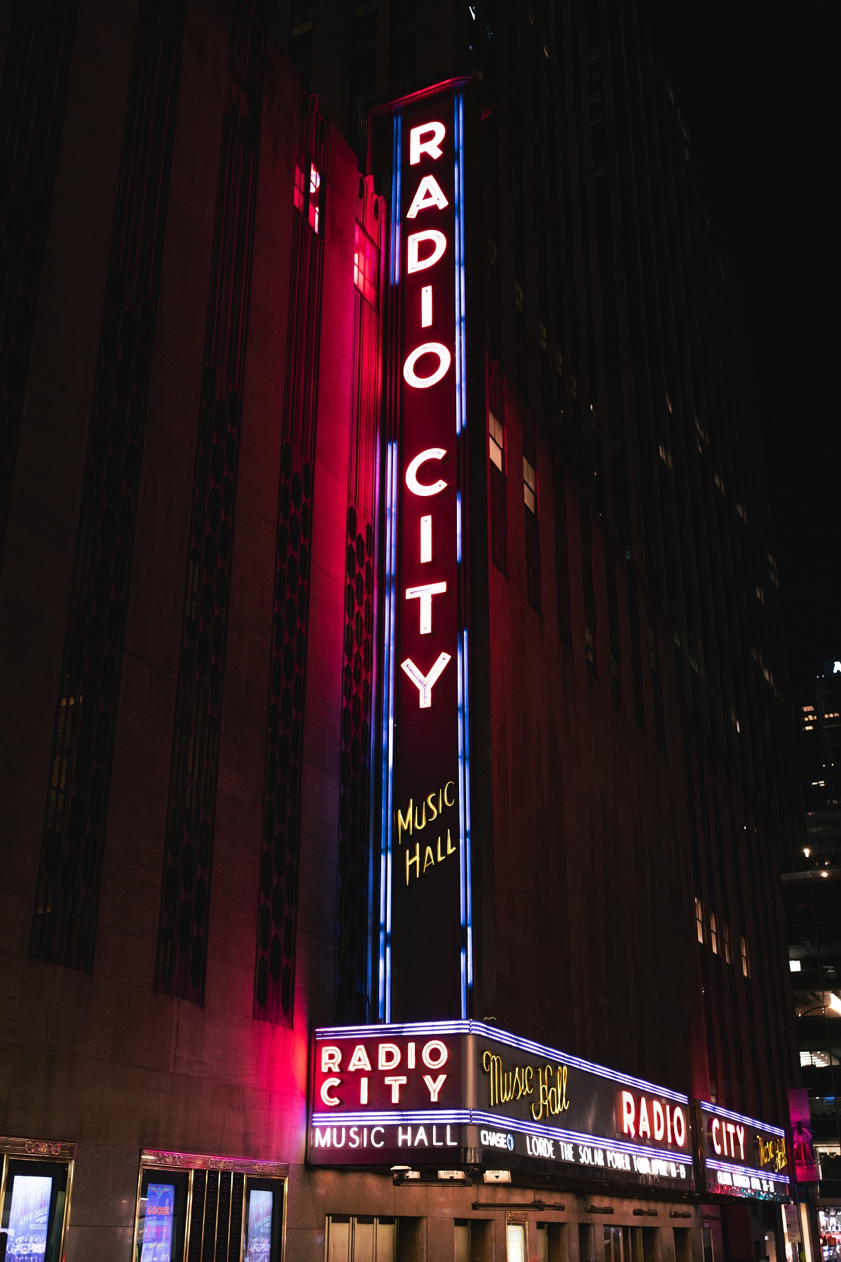 Una escena nocturna con un letrero de neón que anuncia el City Radio Music Hall