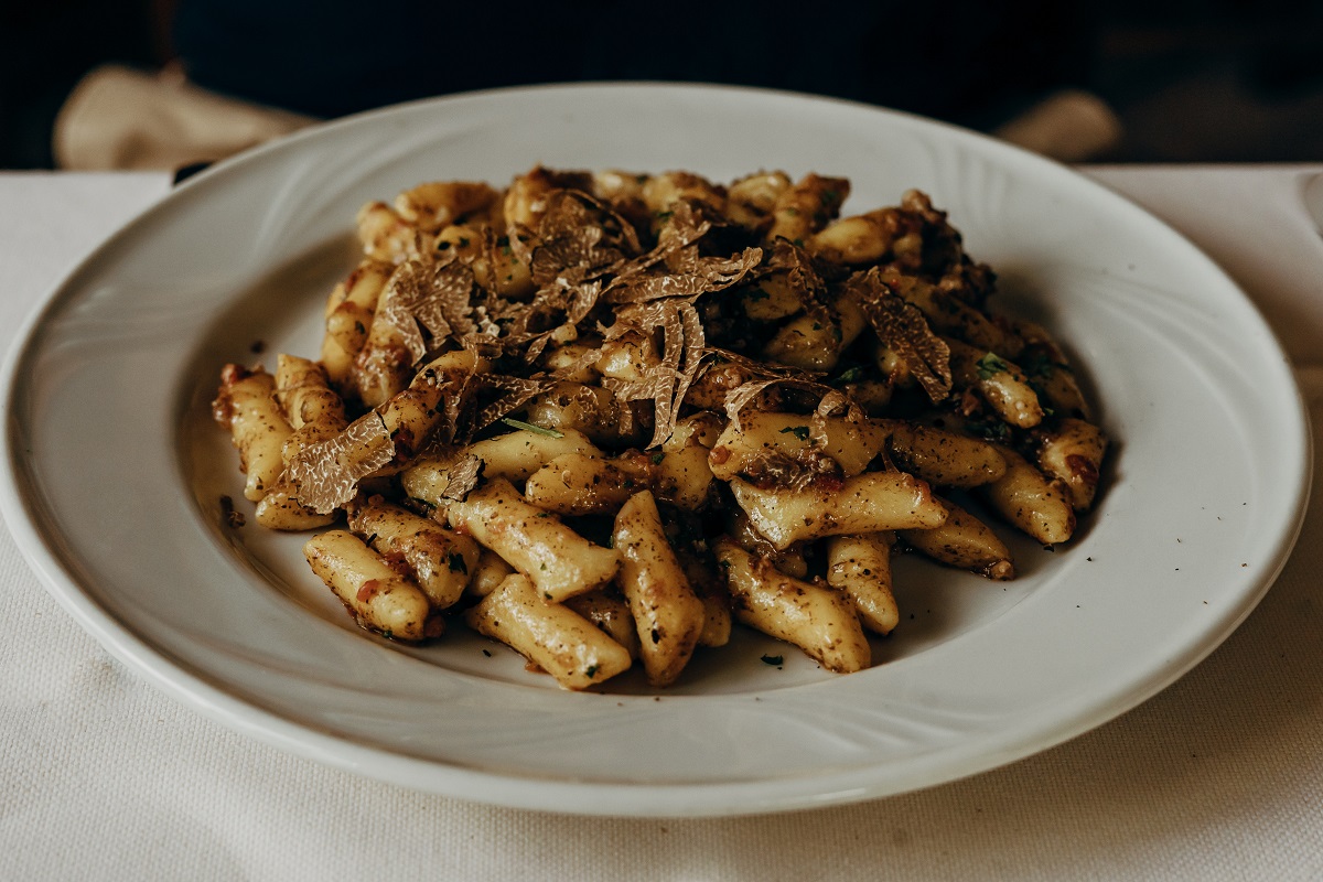Un plato de pasta con trufa