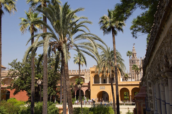 Nuestra guía para visitar el Alcázar de Sevilla destaca los espacios más importantes del palacio, como los jardines y el Salón de Embajadores.